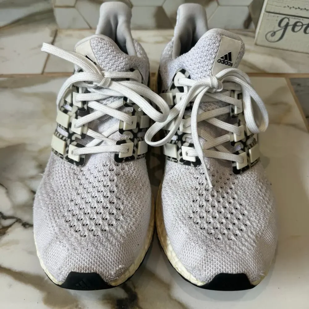 Adidas Women’s Ultraboost 5.0 DNA Cloud White Core Black Running Shoes Size 9 - Picture 2 of 10